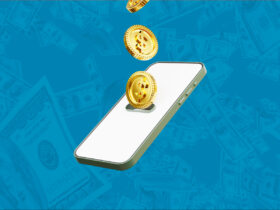 Monete digitali dorate che fluttuano sopra uno smartphone con sfondo di banconote blu