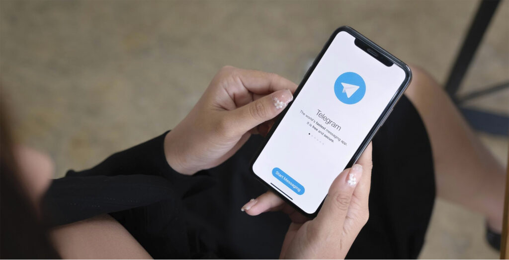 Ragazza che utilizza lo smartphone per guadagnare con telegram come assistente virtuale