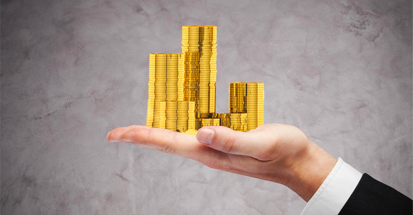 Mano che sorregge delle monete d'oro