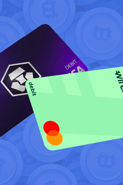 Due carte di debito crypto, una Wirex e una Crypto.com, su sfondo di monete Bitcoin.