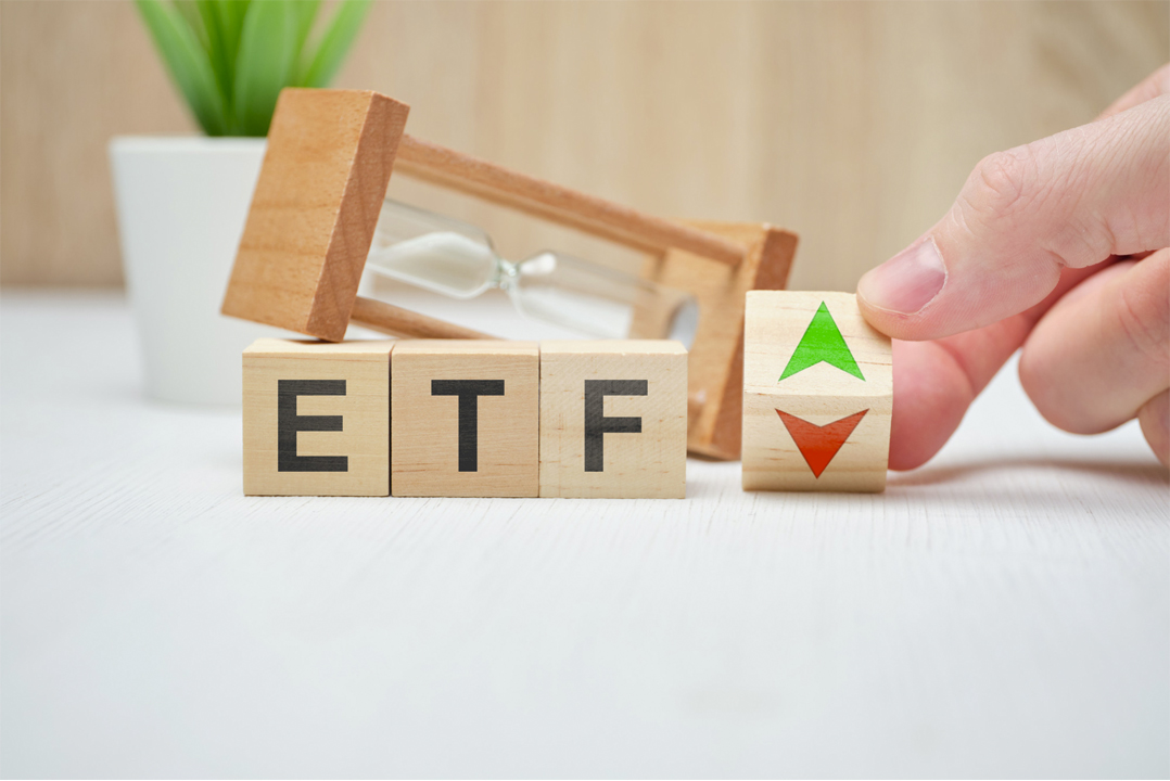 blocchetti di legno con all'interno scritto ETF