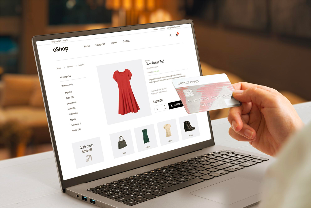 Persona che acquista un vestito da un e-commerce
