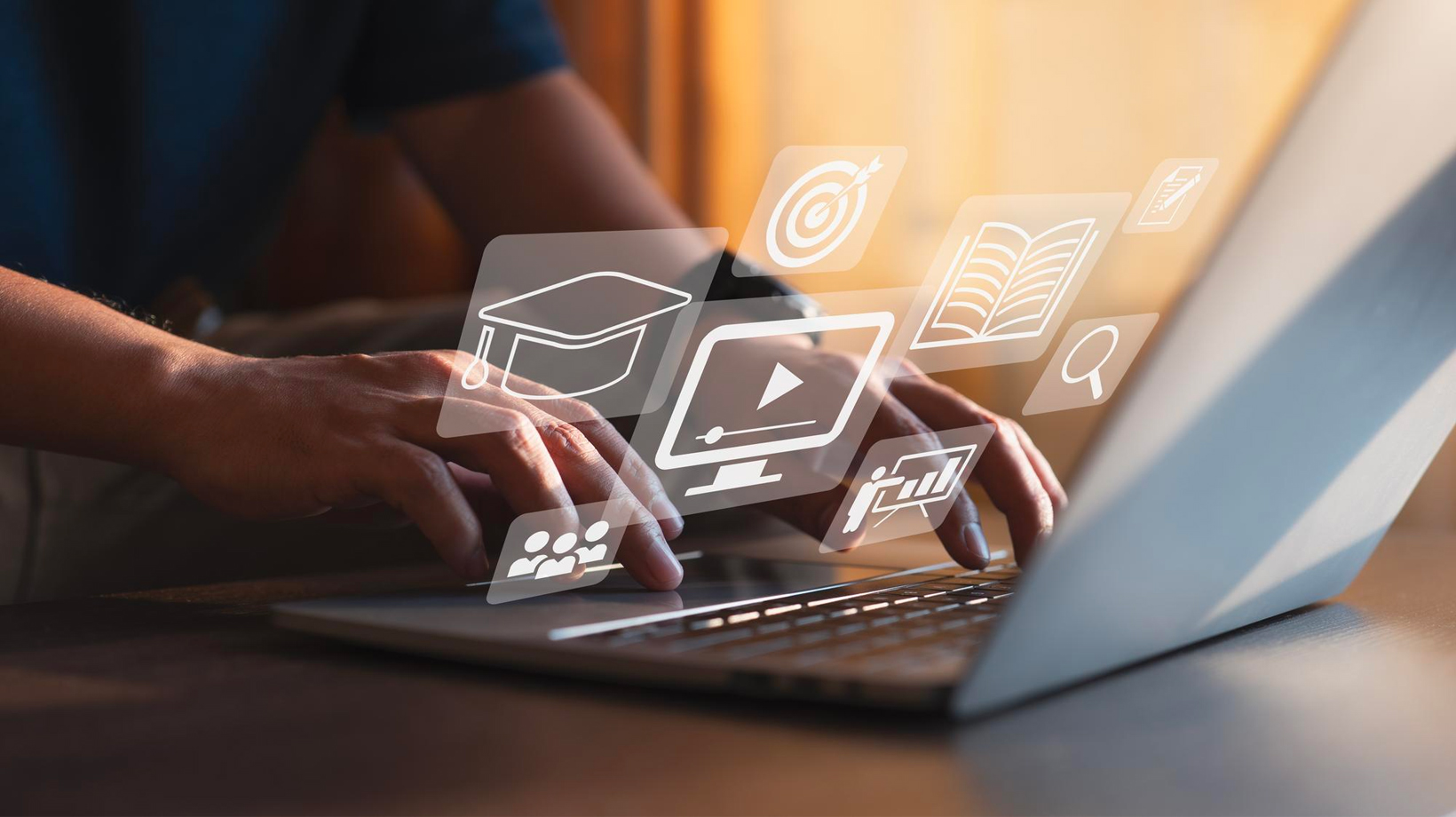 Ragazzo con laptop che cerca libri, video e corsi per imparare