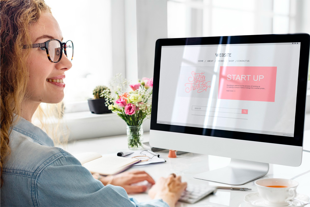 Ragazza che progetta il proprio portfolio al pc